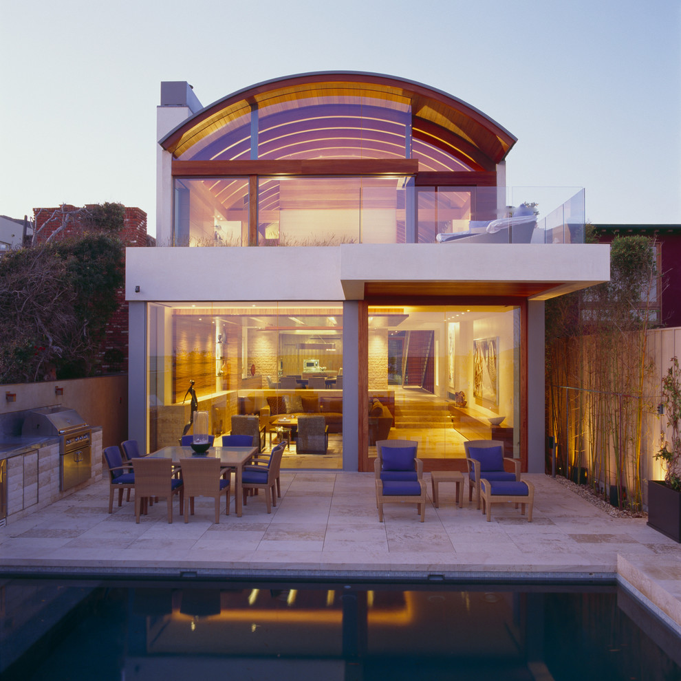 Kleines, Zweistöckiges Maritimes Haus mit Steinfassade in Los Angeles
