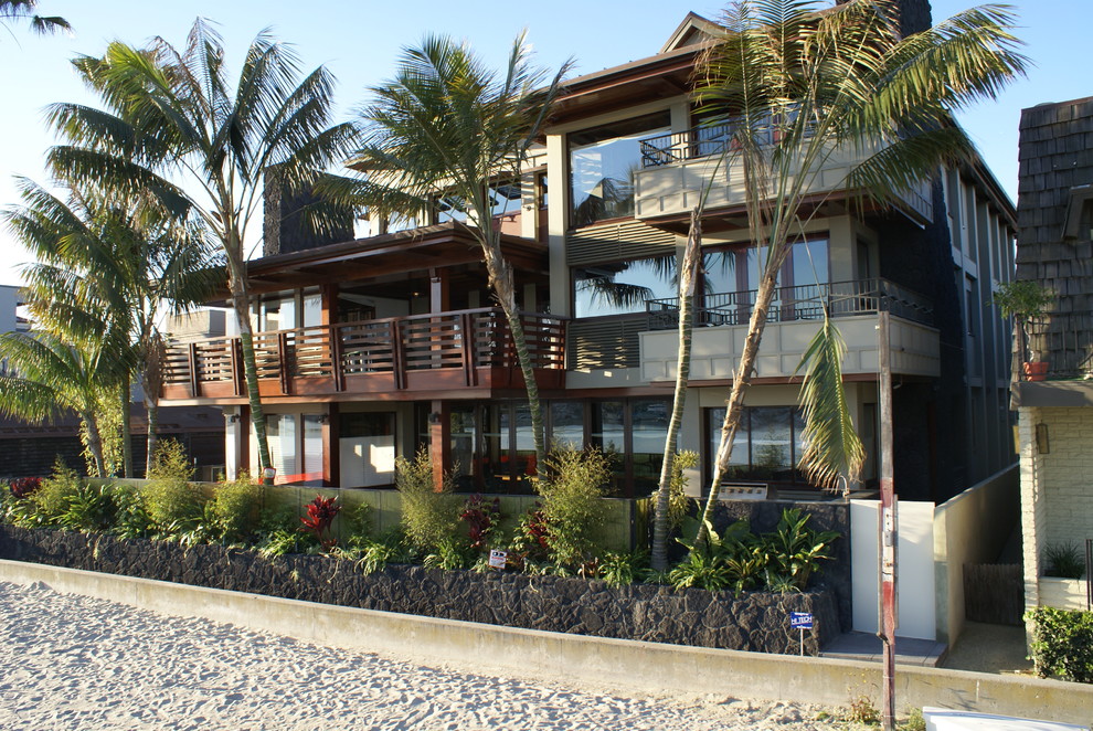 Foto della facciata di una casa grande verde tropicale a tre piani con rivestimento in legno