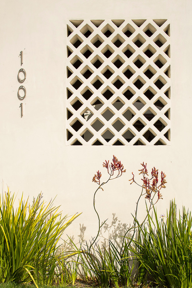 Пример оригинального дизайна: белый дом в средиземноморском стиле с облицовкой из цементной штукатурки