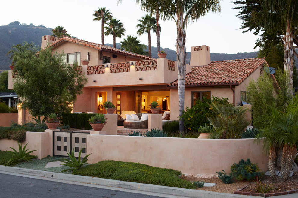 Ejemplo de fachada de casa beige de estilo americano de dos plantas con tejado a dos aguas y tejado de teja de barro