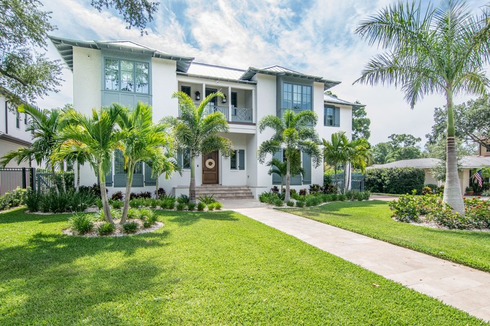 Großes, Zweistöckiges Einfamilienhaus mit Putzfassade, weißer Fassadenfarbe und Blechdach in Tampa