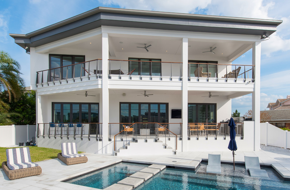 Стильный дизайн: двухэтажный, белый частный загородный дом в морском стиле - последний тренд