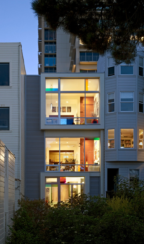 Cette image montre une façade de maison de ville design à deux étages et plus.