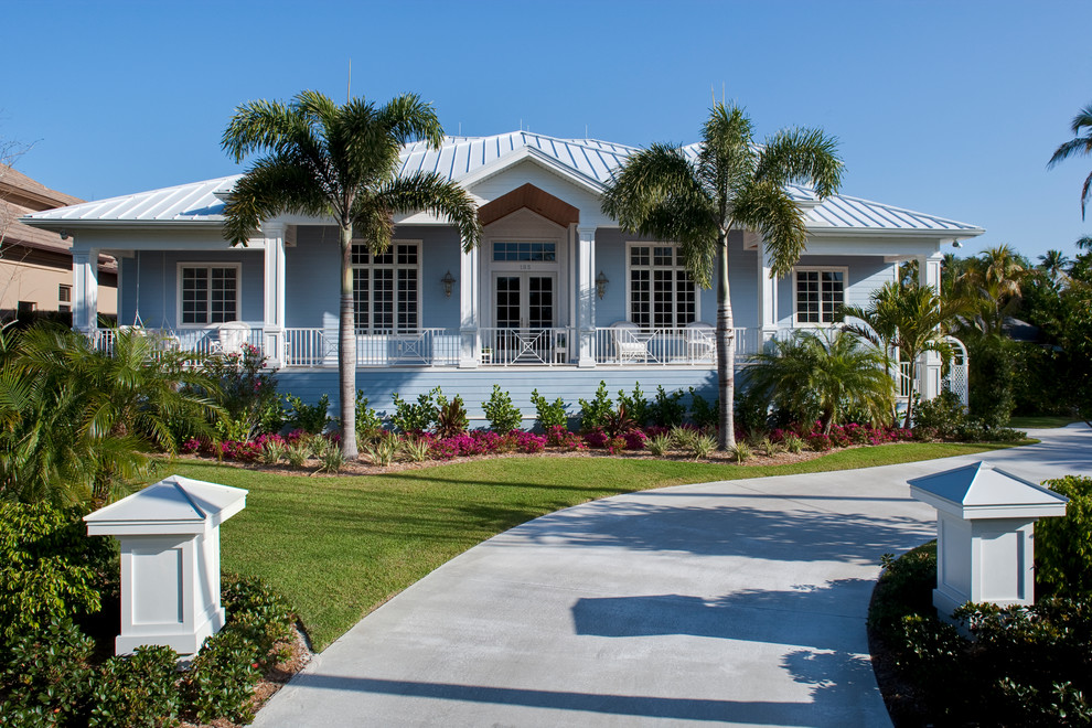 Свежая идея для дизайна: одноэтажный, деревянный, синий частный загородный дом в морском стиле с вальмовой крышей и металлической крышей - отличное фото интерьера
