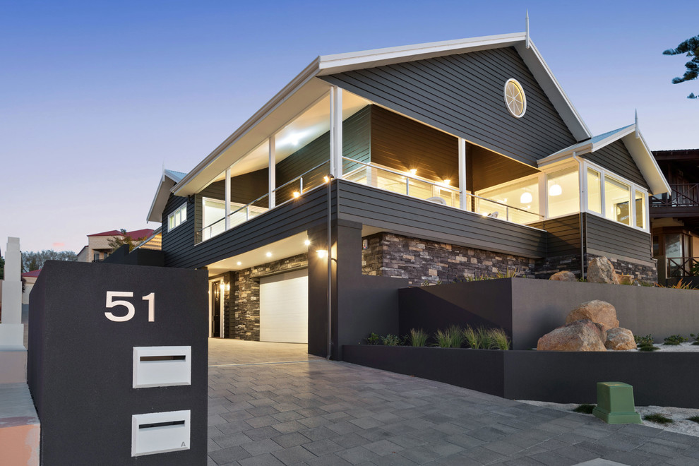 Großes, Zweistöckiges Maritimes Einfamilienhaus mit schwarzer Fassadenfarbe, Mix-Fassade und Satteldach in Perth