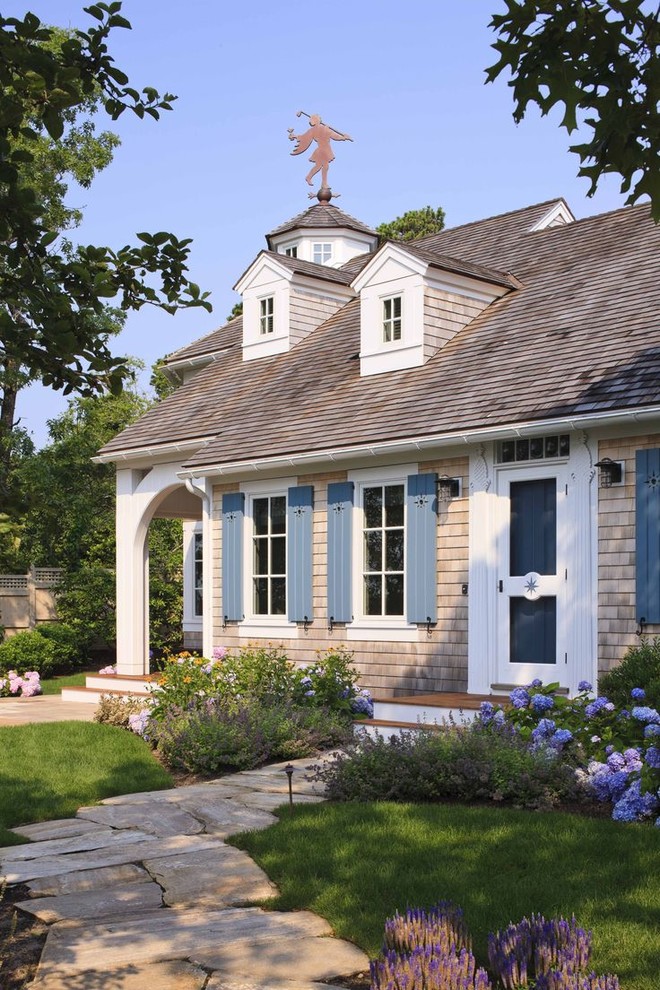 Источник вдохновения для домашнего уюта: деревянный, двухэтажный, серый дом среднего размера в морском стиле с двускатной крышей