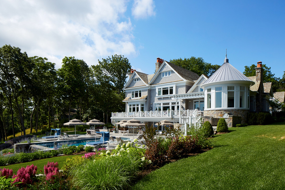 Свежая идея для дизайна: трехэтажный, деревянный, серый частный загородный дом в морском стиле с двускатной крышей и крышей из смешанных материалов - отличное фото интерьера