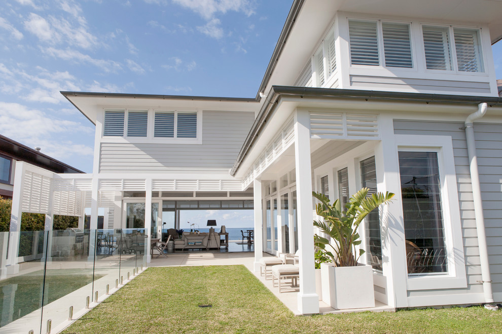 Пример оригинального дизайна: большой, трехэтажный, серый дом в морском стиле с комбинированной облицовкой и вальмовой крышей