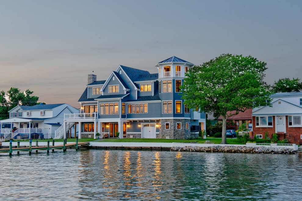 Dreistöckiges Maritimes Haus mit blauer Fassadenfarbe in Baltimore