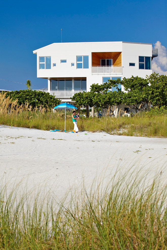 Zweistöckiges Maritimes Haus mit weißer Fassadenfarbe in Tampa
