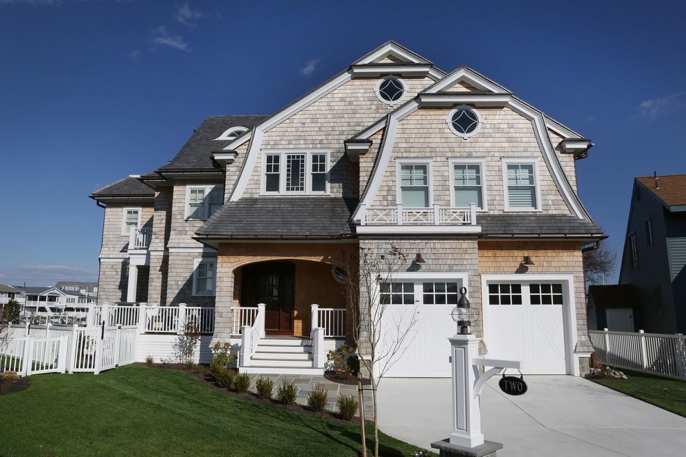 Geräumiges, Zweistöckiges Maritimes Haus mit beiger Fassadenfarbe, Halbwalmdach und Schindeldach in Philadelphia