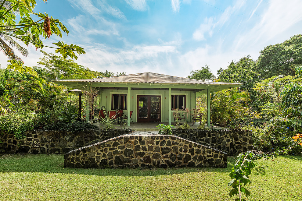 Bild på ett tropiskt trähus, med allt i ett plan