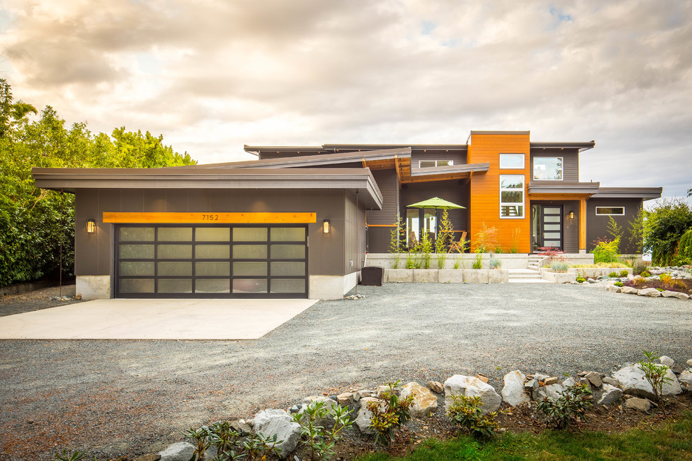 Ejemplo de fachada de casa gris contemporánea de tamaño medio de dos plantas con revestimientos combinados y tejado plano