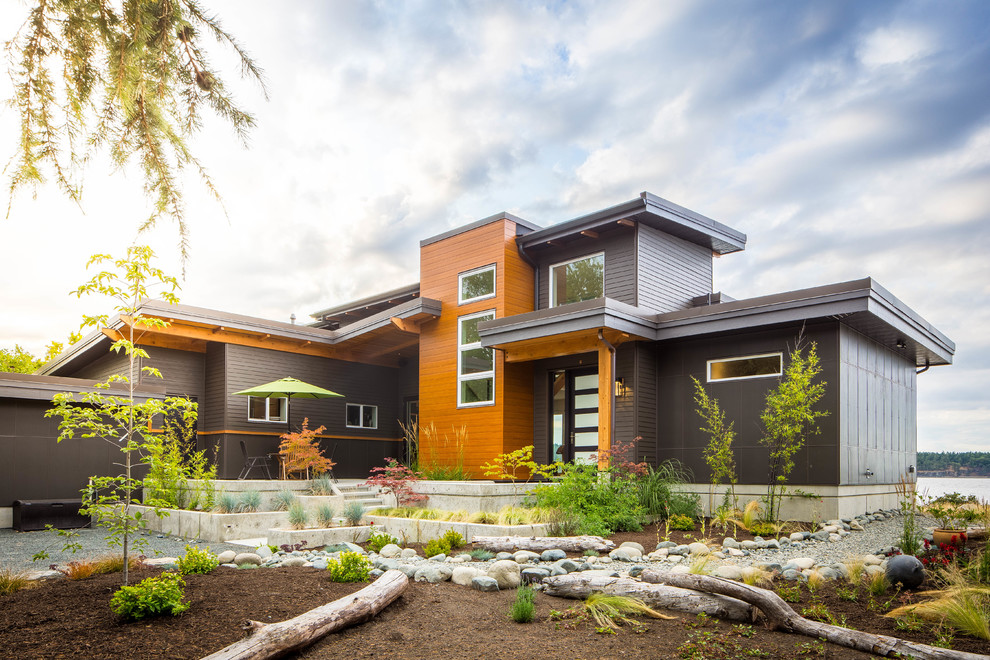 Mittelgroßes, Zweistöckiges Modernes Einfamilienhaus mit Mix-Fassade, grauer Fassadenfarbe und Pultdach in Vancouver