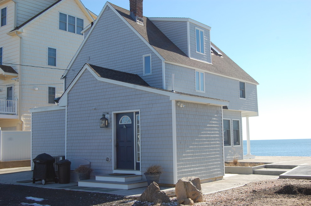 Cette image montre une façade de maison grise marine de taille moyenne et à deux étages et plus avec un revêtement en vinyle.