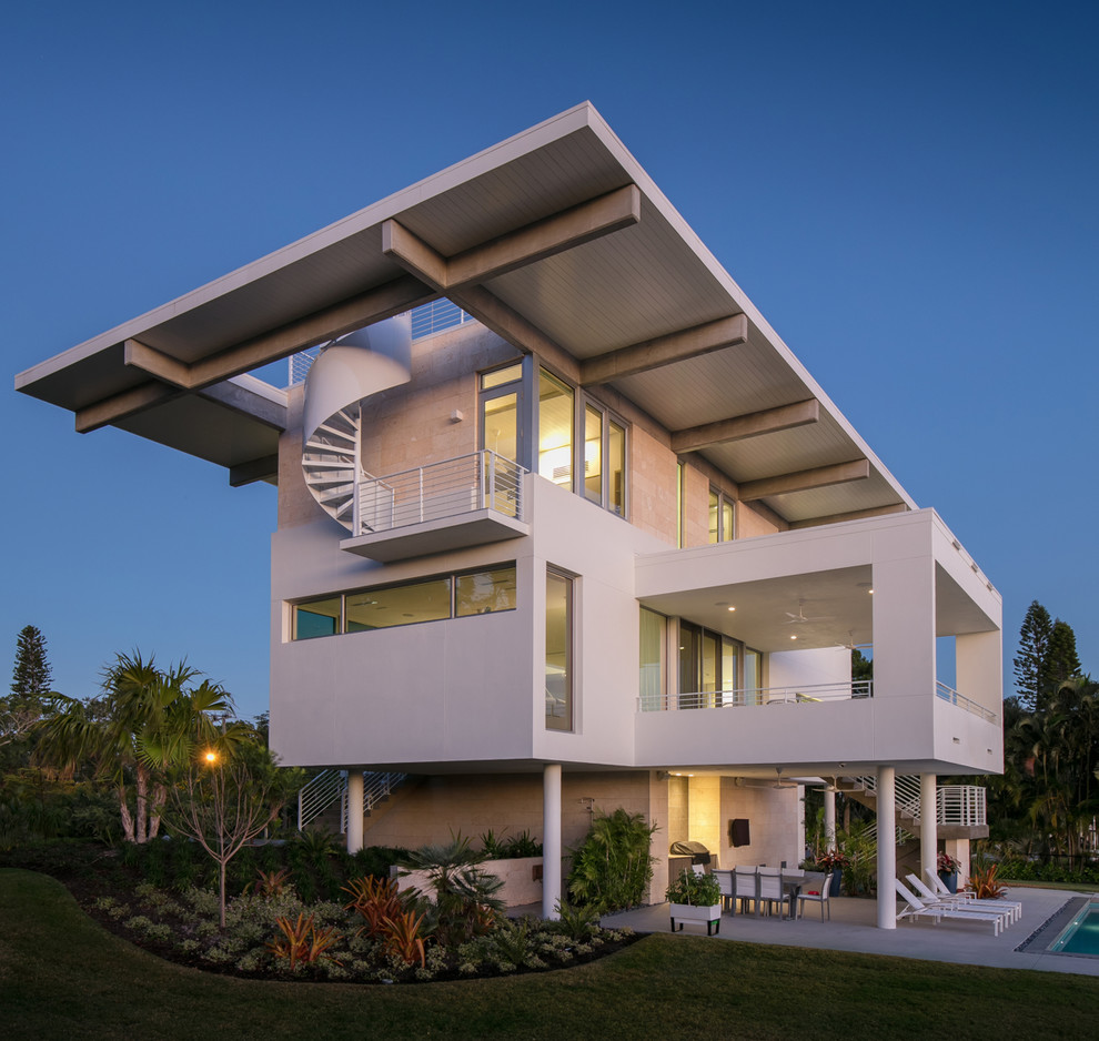 Идея дизайна: большой, трехэтажный, белый частный загородный дом в морском стиле с комбинированной облицовкой и плоской крышей
