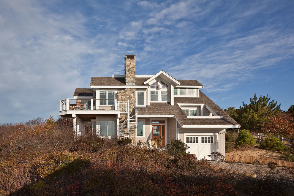Idee per la facciata di una casa grande beige stile marinaro con rivestimenti misti