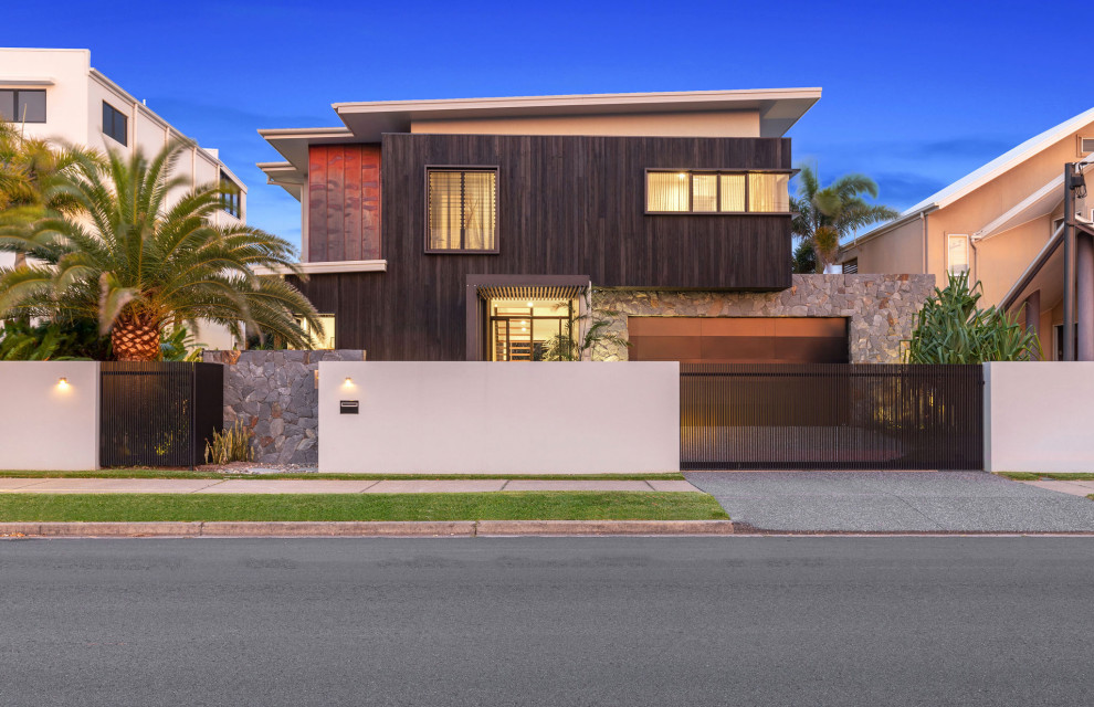 Cette photo montre une façade de maison marron tendance en bois avec un toit en appentis et boîte aux lettres.
