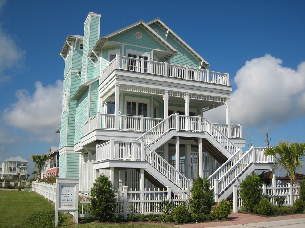 Cette photo montre une façade de maison bord de mer.