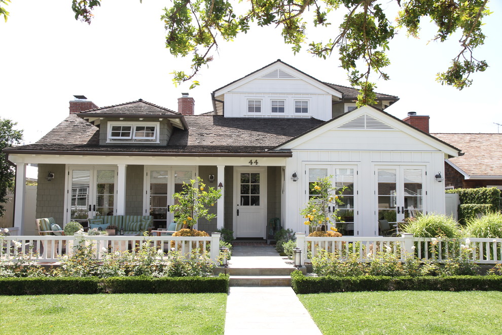 Zweistöckiges Maritimes Einfamilienhaus mit Mix-Fassade, bunter Fassadenfarbe, Halbwalmdach und Schindeldach in Orange County