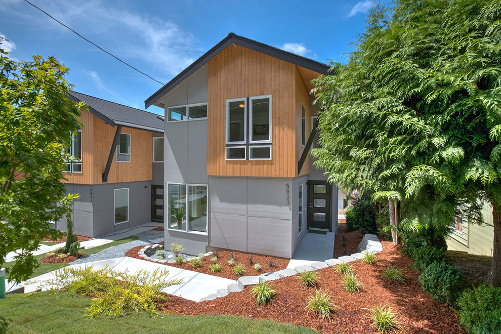 Idée de décoration pour une petite façade de maison grise design en bois à deux étages et plus avec un toit à deux pans et un toit en shingle.