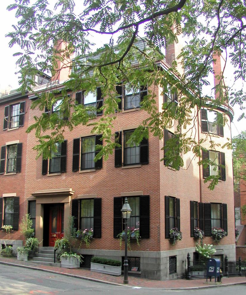 ボストンにあるトラディショナルスタイルのおしゃれな家の外観 (レンガサイディング、タウンハウス) の写真