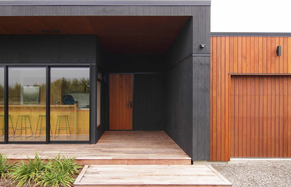 Kleines, Einstöckiges Modernes Einfamilienhaus mit Mix-Fassade, schwarzer Fassadenfarbe, Flachdach und Blechdach in Christchurch