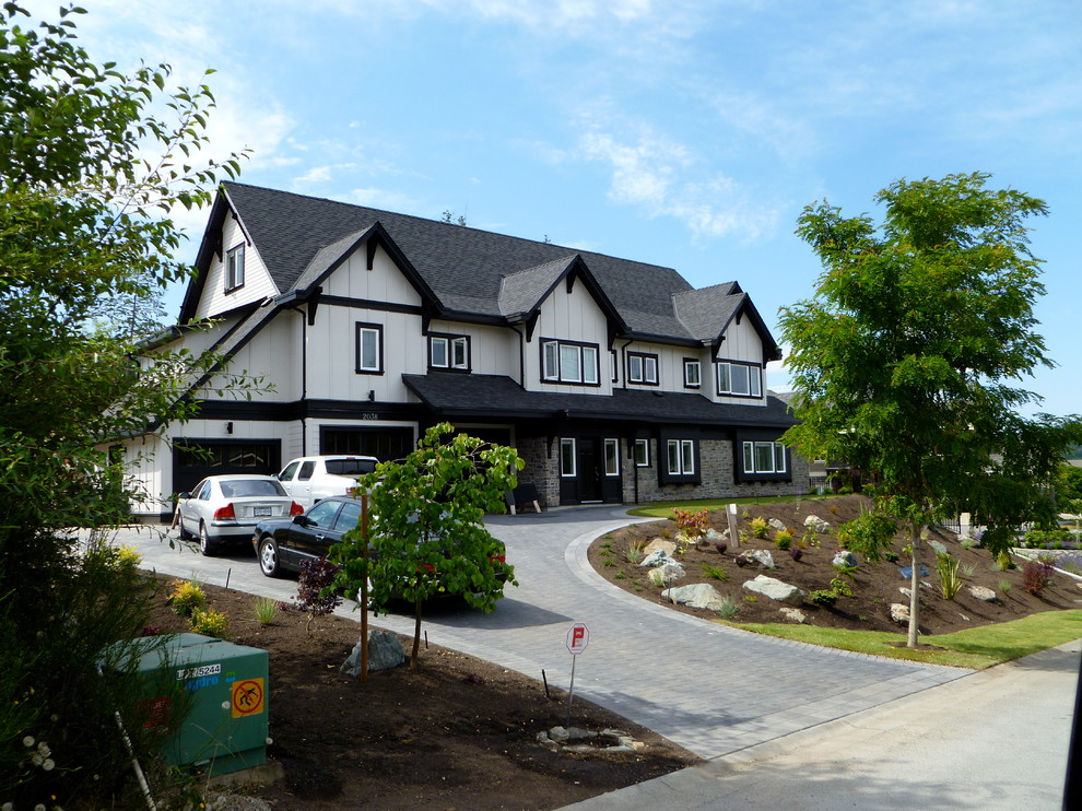Großes, Dreistöckiges Uriges Einfamilienhaus mit Faserzement-Fassade, weißer Fassadenfarbe, Satteldach und Schindeldach in Vancouver