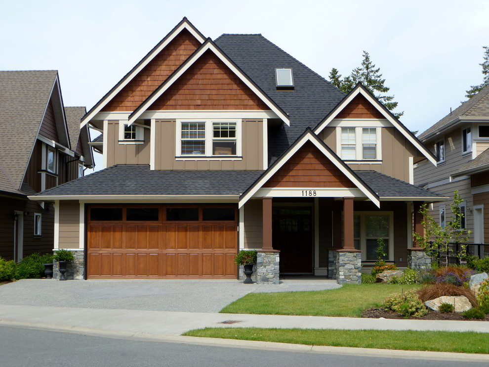 Ejemplo de fachada de casa beige de estilo americano de tamaño medio de dos plantas con revestimiento de aglomerado de cemento, tejado a dos aguas y tejado de teja de madera