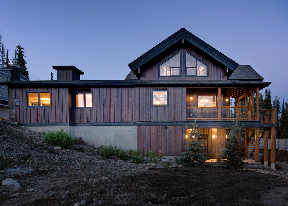 Идея дизайна: трехэтажный, деревянный, коричневый дом в стиле рустика