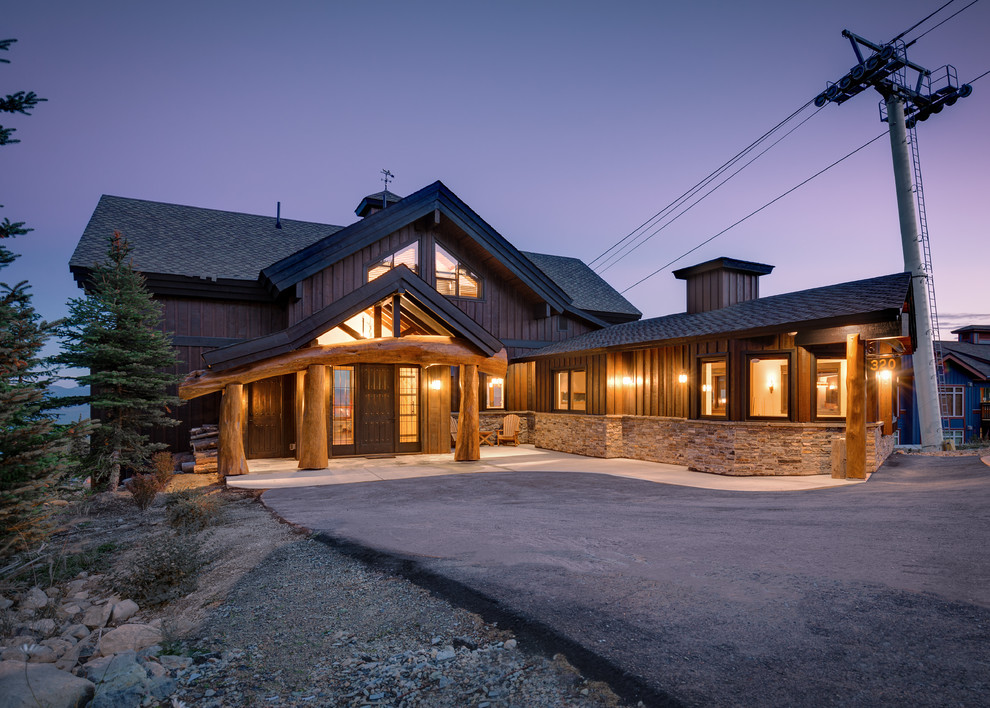 Cette photo montre une grande façade de maison marron montagne en bois à deux étages et plus.
