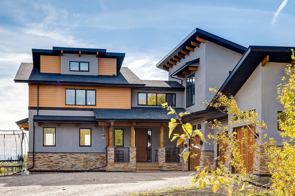 Zweistöckiges Modernes Einfamilienhaus mit Putzfassade, grauer Fassadenfarbe und Pultdach in Calgary