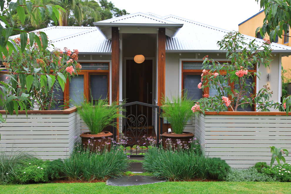 Свежая идея для дизайна: маленький, одноэтажный дом в морском стиле с вальмовой крышей для на участке и в саду - отличное фото интерьера