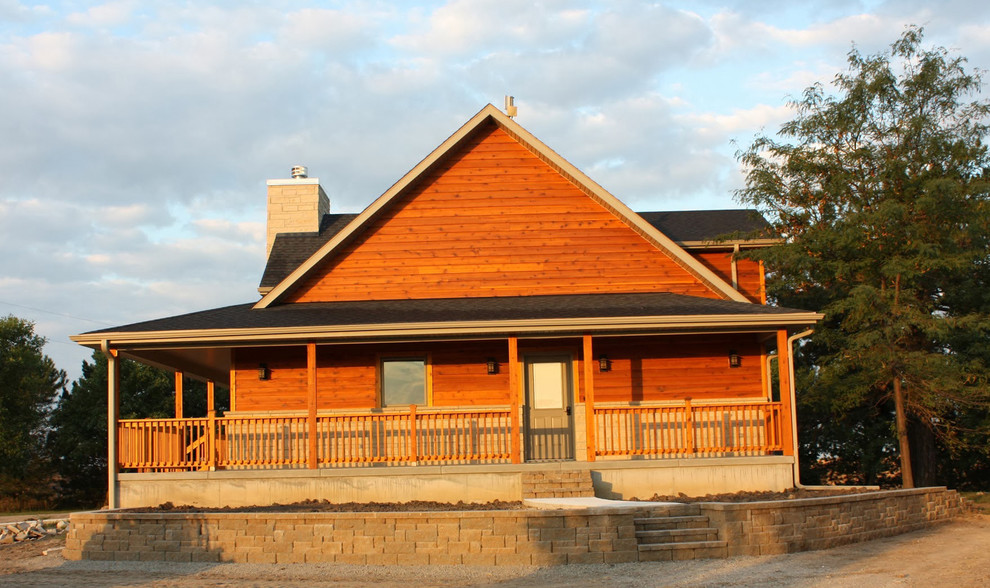 Aménagement d'une façade de maison marron montagne en bois de taille moyenne et de plain-pied avec un toit à deux pans.