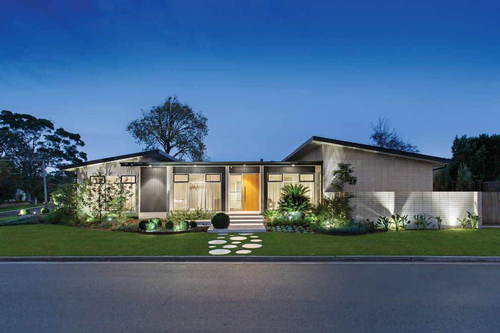 Стильный дизайн: одноэтажный, кирпичный, белый частный загородный дом среднего размера в стиле ретро с плоской крышей и металлической крышей - последний тренд