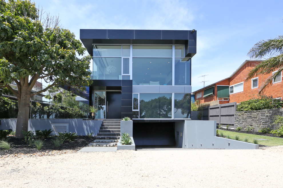 Aménagement d'une façade de maison contemporaine avec un revêtement mixte.