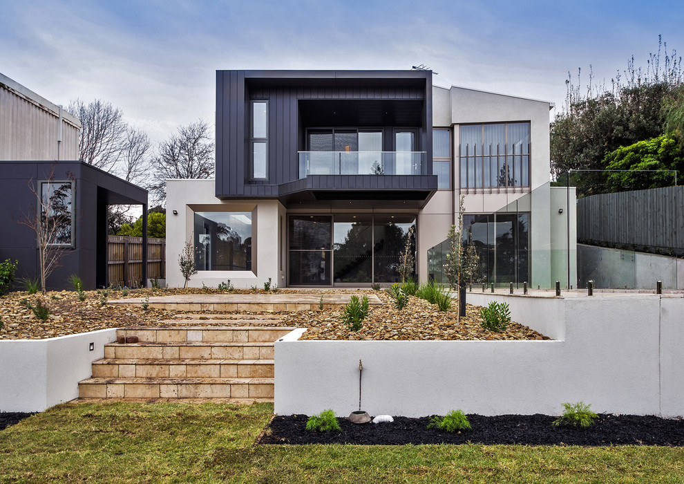 Diseño de fachada de casa gris minimalista grande de dos plantas con tejado plano, tejado de metal y revestimientos combinados