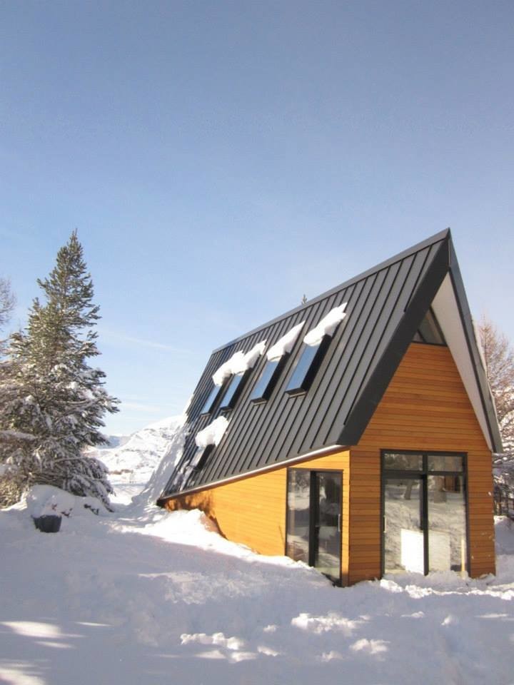 Immagine della facciata di una casa piccola scandinava a due piani con rivestimento in legno
