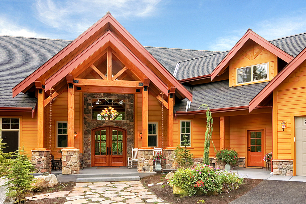 Großes, Zweistöckiges Uriges Haus mit brauner Fassadenfarbe und Schindeldach in Seattle