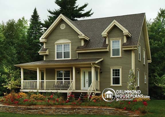 Foto della facciata di una casa verde country a due piani di medie dimensioni con rivestimento in legno