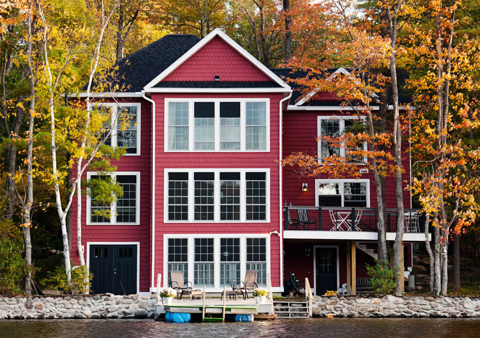 Inspiration pour une façade de maison rouge victorienne en bois à deux étages et plus.