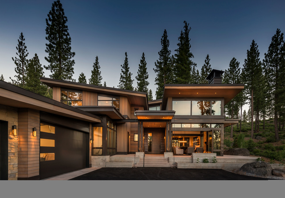 Inspiration pour une façade de maison marron chalet en bois à un étage avec un toit en appentis.