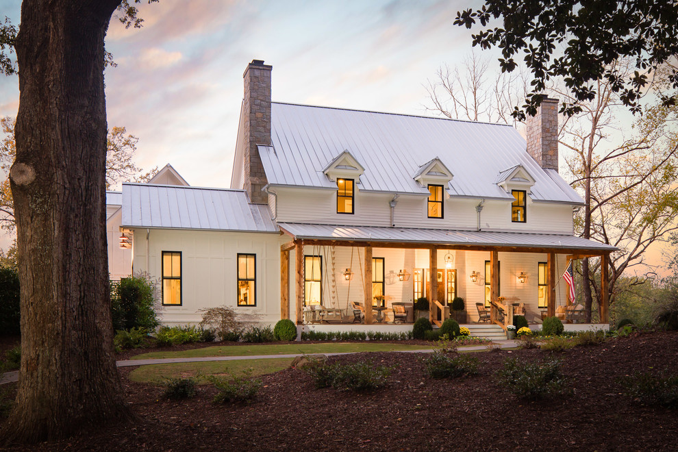 Foto de fachada de casa blanca de estilo de casa de campo grande de dos plantas con revestimiento de aglomerado de cemento y tejado de metal