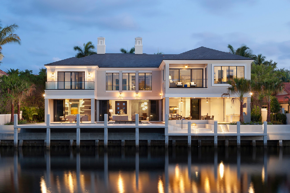 マイアミにあるトランジショナルスタイルのおしゃれな家の外観の写真