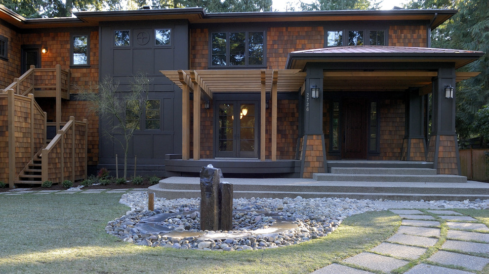 Ispirazione per la facciata di una casa american style con rivestimento in legno e scale