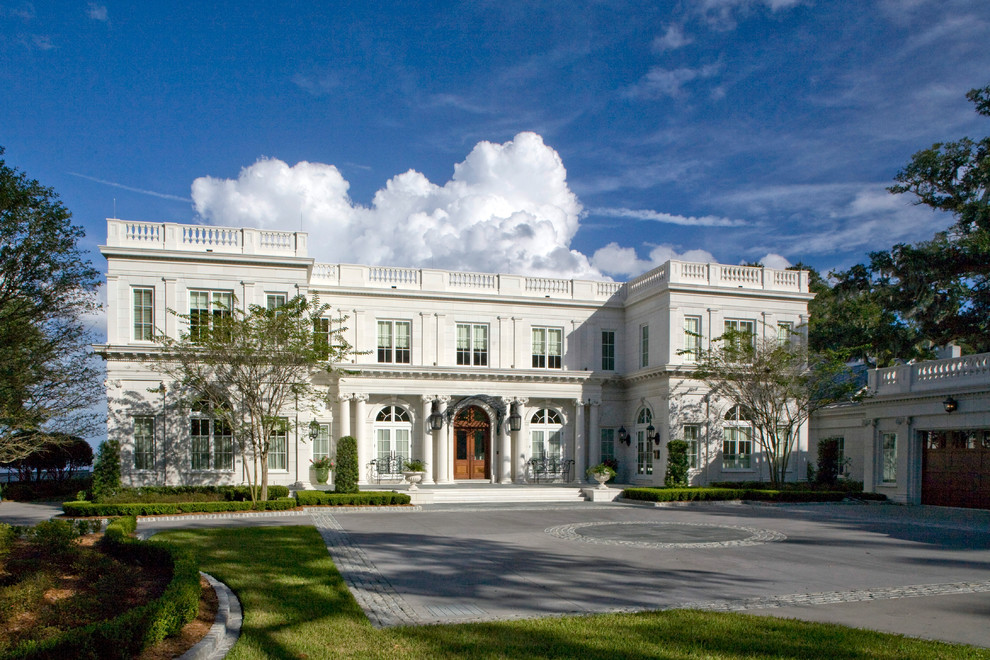 Zweistöckiges, Geräumiges Klassisches Haus mit weißer Fassadenfarbe, Flachdach und Steinfassade in Jacksonville