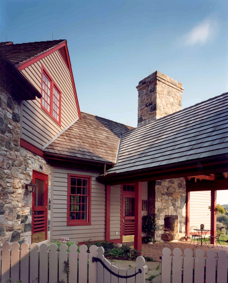 Foto della facciata di una casa country con rivestimenti misti