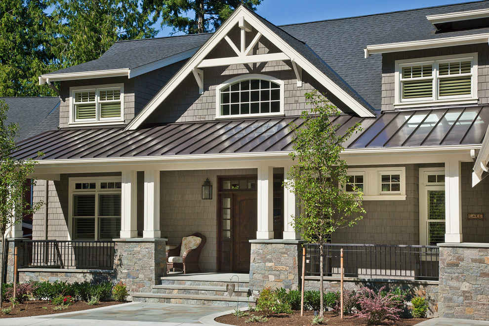 Идея дизайна: двухэтажный, деревянный, серый дом в классическом стиле с двускатной крышей и крышей из смешанных материалов