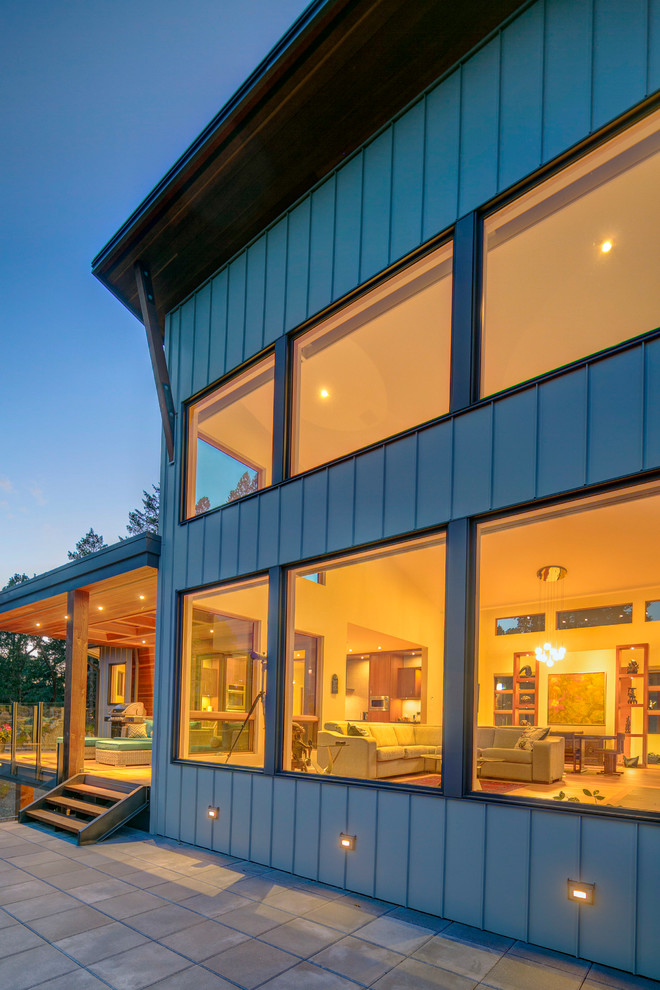 Mittelgroße, Zweistöckige Industrial Holzfassade Haus mit grauer Fassadenfarbe und Flachdach in Vancouver