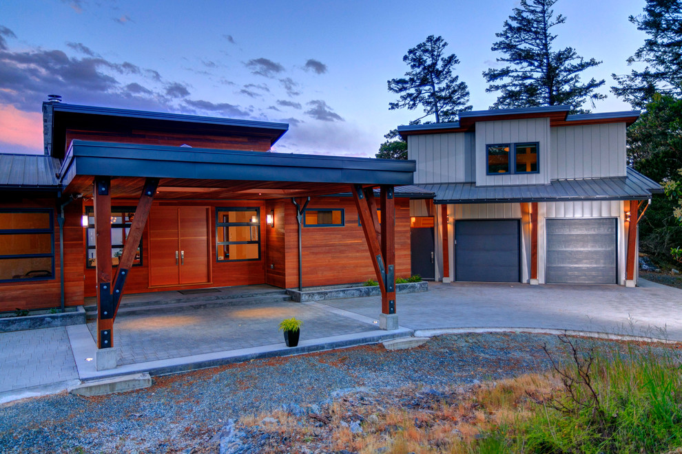 Свежая идея для дизайна: двухэтажный, деревянный, красный дом среднего размера в стиле лофт с плоской крышей - отличное фото интерьера